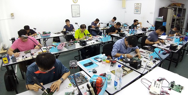 Belgium student attend electronics repair course