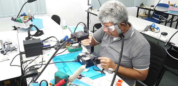 technical electronics training for students from trinidad and tobago